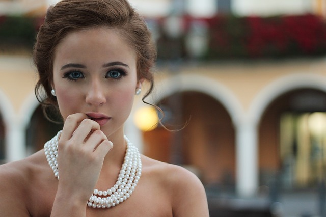 dívka s náhrdelníkem