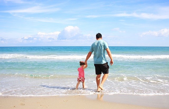 táta s dcerkou na pláži